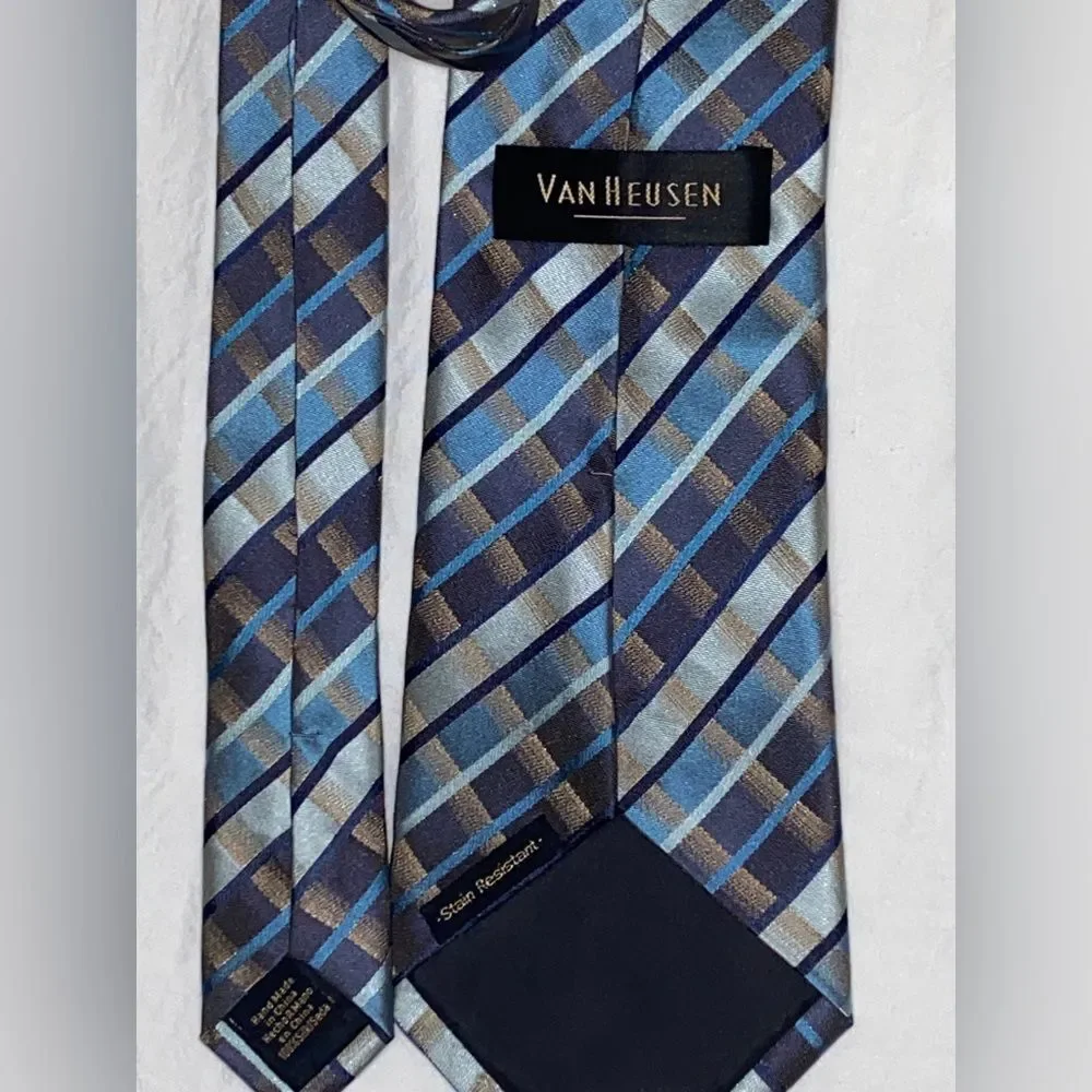 Van Heusen men’s neck Tie Stain resistant handmade 100% silk.